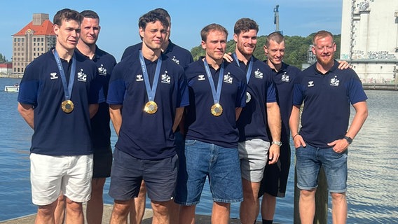 Spieler des Handballvereins "SH Flensburg-Handewitt" präsentieren am Flensburger Hafen ihre olympischen Medaillen © NDR Foto: Jochen Dominicus