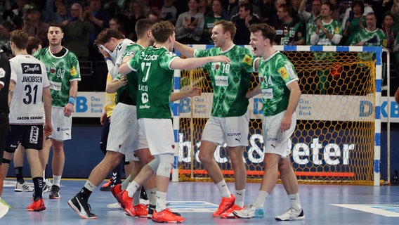 Das Handball Team SG Flensburg Hadewitt jubelt nach Spielende. © picture alliance / contrastphoto Foto: O.Behrendt