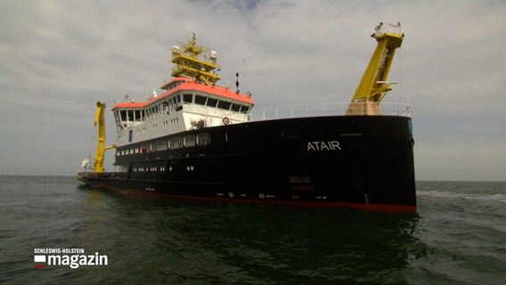 Das Schiff "Atair" fährt auf dem Wasser © NDR Foto: NDR Screenshots