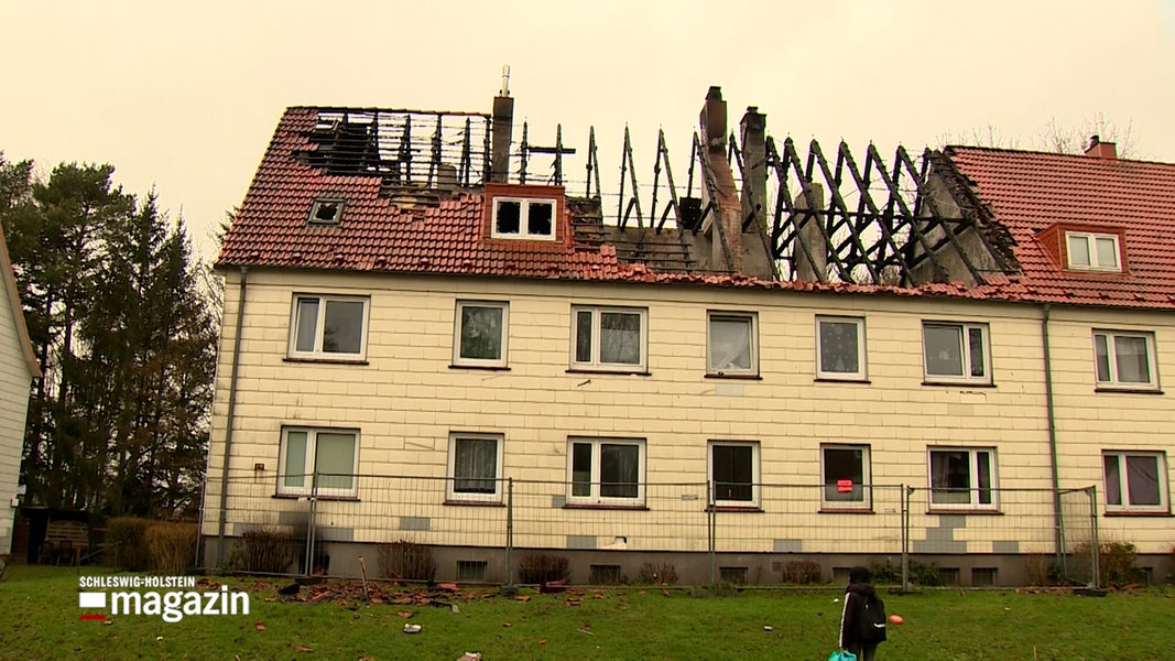 Ein Haus mit einem verbrannten Dachstuhl