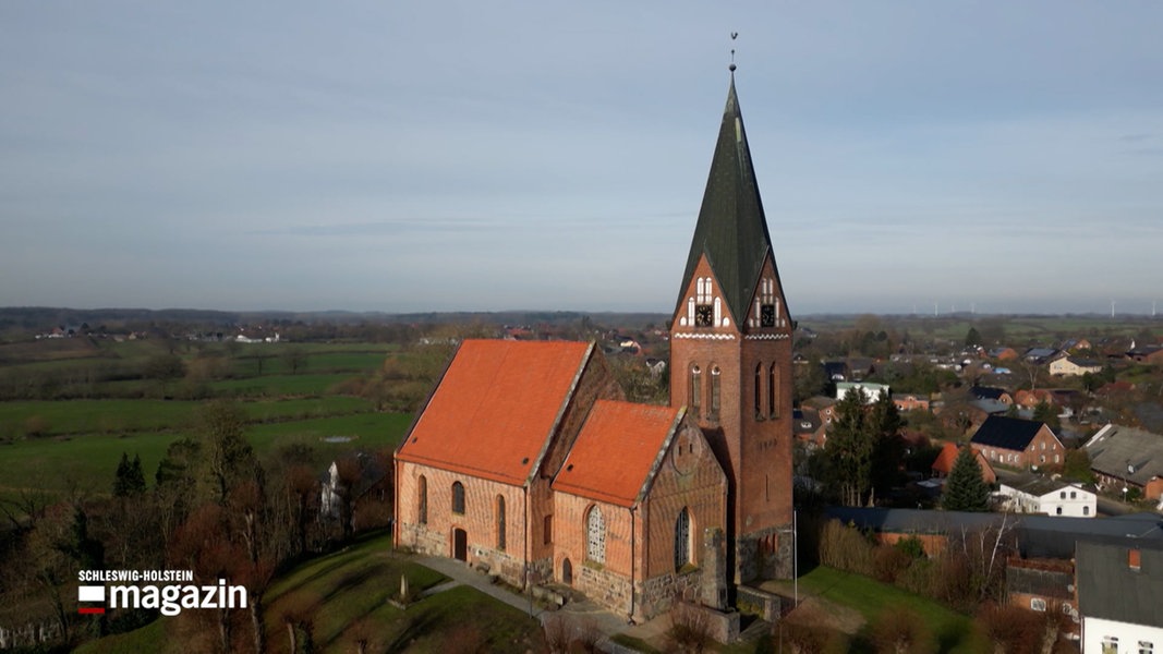 Eine Luftbildaufnahme der St. Marien Kirche in Sandesneben