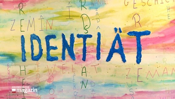 Auf einer Leinwand ist das Wort "Identiät" zu lesen, ein fehlendes T für das Wort "Identität" ist beabsichtigt © NDR Foto: NDR Screenshot