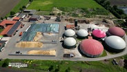 Eine Luftbildaufnahme einer Biogasanlage © NDR Foto: NDR Screenshot