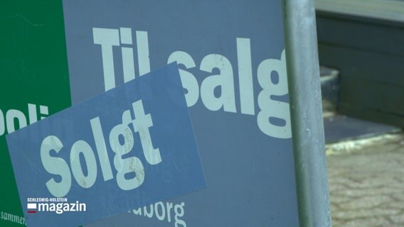 Einige Schilder weisen in dänischer auf ein verkauftes Haus hin © NDR Foto: NDR Screenshot