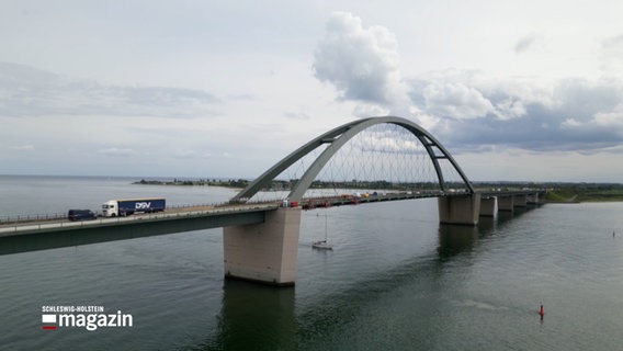 Eine Aufnahme der Fehmarnsund-Brücke © NDR Foto: NDR Screenshot