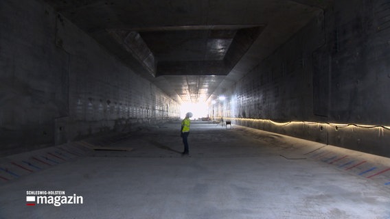 Eine Person betrachtet das innere eines Tunnels © NDR Foto: NDR Screenshot