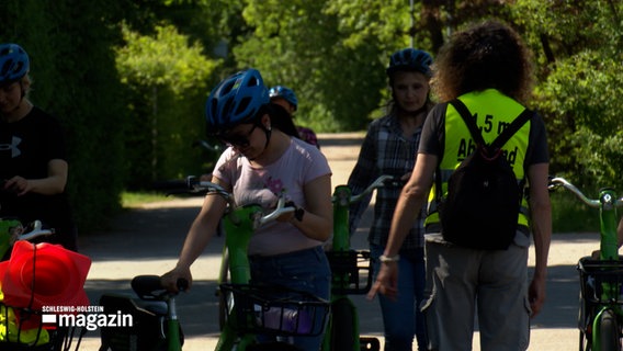 Eien Gruppe von Frauen lernt Fahrradfahren © NDR Foto: NDR Screenshot