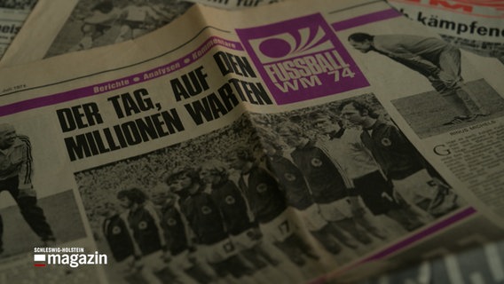 Eine Aufnahme einer alten Zeitung mit der Schlagzeile "Der Tag, auf den Millionen warten" © NDR Foto: NDR Screenshot