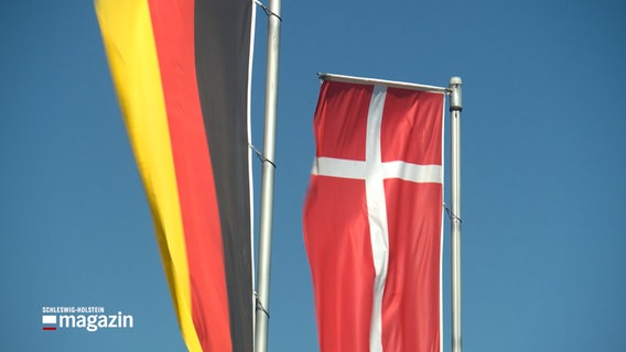 Eine Deutsche und eine Dänische Flagge wehen im Wind © NDR Foto: NDR Screenshot