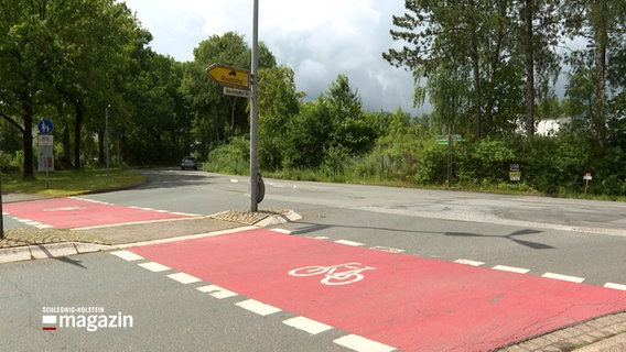 Ein Radweg an einer Kreuzung © NDR Foto: NDR Screenshot