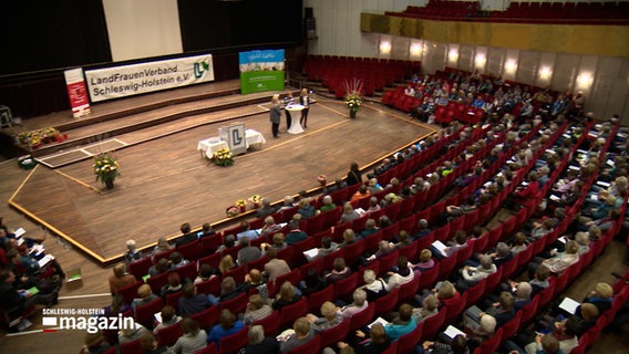 Eine Veranstaltung der Landfrauen Schleswig-Holstein in einem großen Saal © NDR Foto: NDR Screenshot