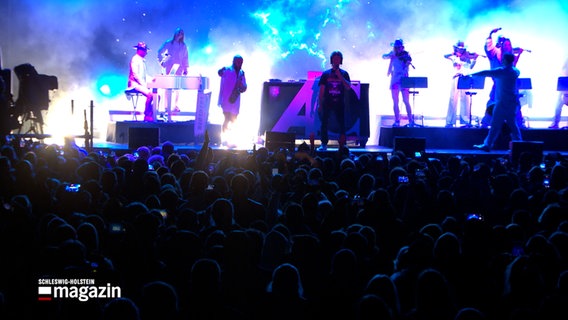 Der DJ und Produzent Alex Christensen steht auf einer Bühne © NDR Foto: NDR Screenshot