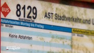 Ein Fahrplan einer Buslinie, im Vordergrund ist zu lesen: "Keine Abfahrten" © NDR Foto: NDR Screenshot