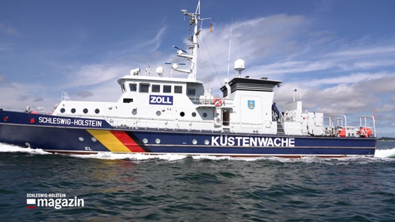 Die "Schleswig-Holstein", ein Schiff der Küstenwache fährt auf dem Wasser © NDR Foto: NDR Screenshot
