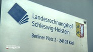 Auf einer Tafel steht: "Landesrechnungshof Schleswig-Holstein - Berliner Platz 2 - 24103 Kiel" © NDR Foto: NDR Screenshot