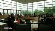 Ein Blick in den Landtag von Schleswig-Holstein während einer Debatte © NDR Foto: NDR Screenshot