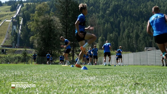 Die Spieler von "Holstein Kiel" in einem Trainingscamp in Österreich bei einigen Übungen © NDR Foto: NDR Screenshot