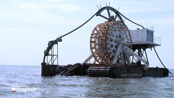 Ein Apparat zur Verlegung von einem kabel fährt durch das Wasser der Nordsee © NDR Foto: NDR Screenshot