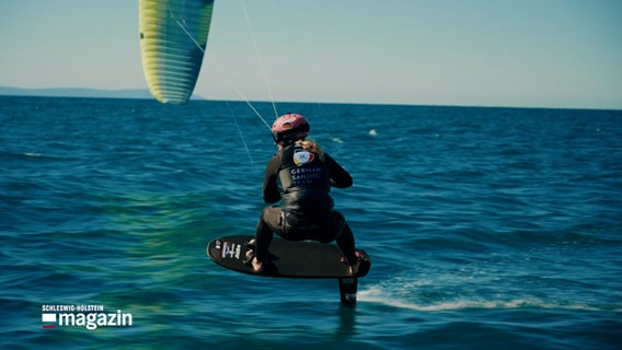 Eine Person beim Kitesurfen © NDR Foto: NDR Screenshot