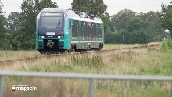 Ein Zug der Nordbahn fährt auf die Kamera zu © NDR Foto: NDR Screenshot