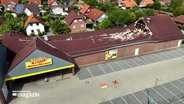 Eine Luftbildaufnahme eines Supermarktes bei dem das Dach eingestürzt ist © NDR Foto: NDR Screenshot