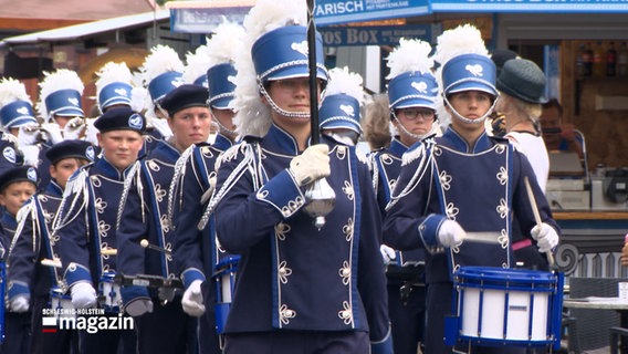 Ein Spielmannszug läuft durch die Straßen von Husum © NDR Foto: NDR Screenshot