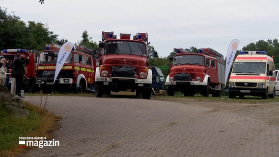 Mehrere ausgemusterte Rettungsfahrzeuge verlassen einen Parkplatz © NDR Foto: NDR Screenshot