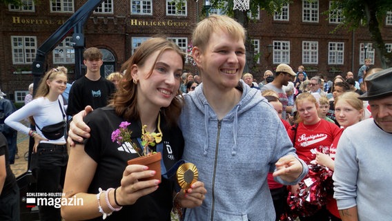 Zwei Personen posieren für ein Foto. Eine davon ist Elisa Mevius, Olympiagewinnerin aus Rendsburg © NDR Foto: Lisa Synowski