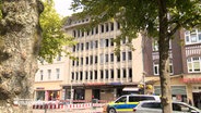 Die Fassade eines nach einem Brand beschädigten Hauses in Neumünster © NDR Foto: NDR Screenshot