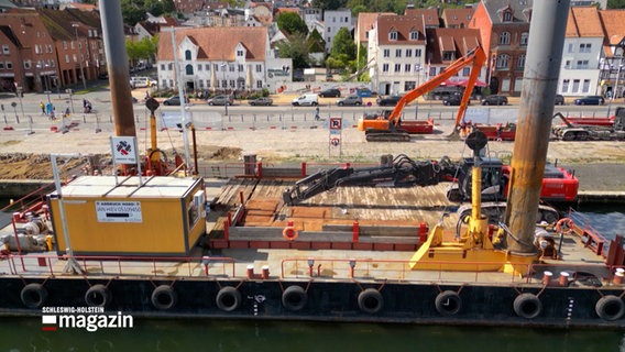 Ein Ponton ist an einer Kaimauer in Flensburg fest gemacht © NDR Foto: NDR Screenshot