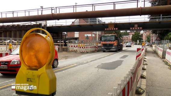 Einige Fahrzeuge passieren eine Brücke © NDR Foto: NDR Screenshot