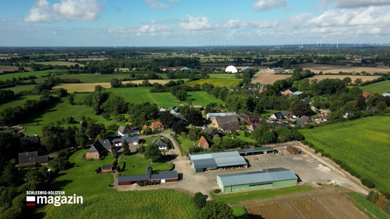 Eine Luftbildaufnahme des Dorfes Tüttendorf © NDR Foto: NDR Screenshot