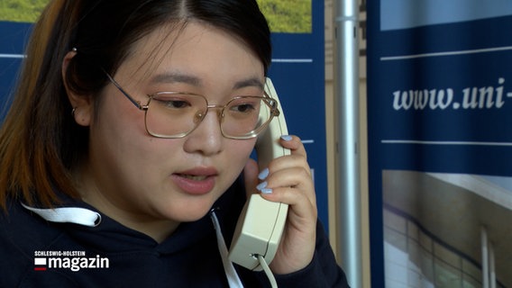 Eine junge Frau an einem Telefon © NDR Foto: NDR Screenshot