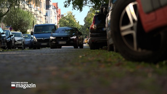 Ein Auto sucht in einer Straße einen Parkplatz © NDR Foto: NDR Screenshot