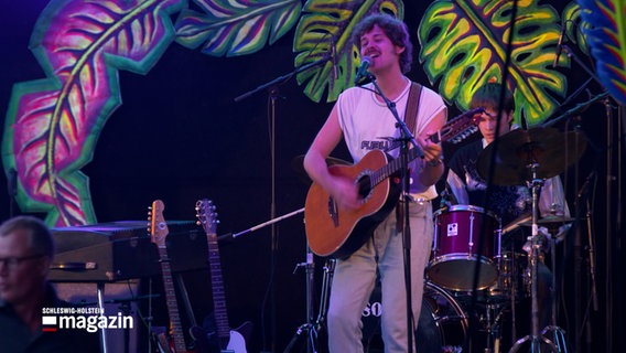 Eine Band spielt auf einer Bühne ein Konzert © NDR Foto: NDR Screenshot