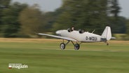 Ein historisches Flugzeug hebt auf einer Startbahn ab. © NDR Foto: NDR Screenshot