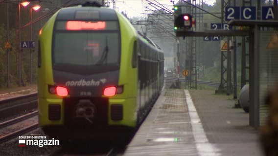 Ein Zug der Nordbahn verlässt einen Bahnhof © NDR Foto: NDR Screenshot