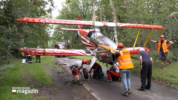 Ein geborgenes Ultraleichtflugzeug an einem Kran © NDR Foto: NDR Screenshot