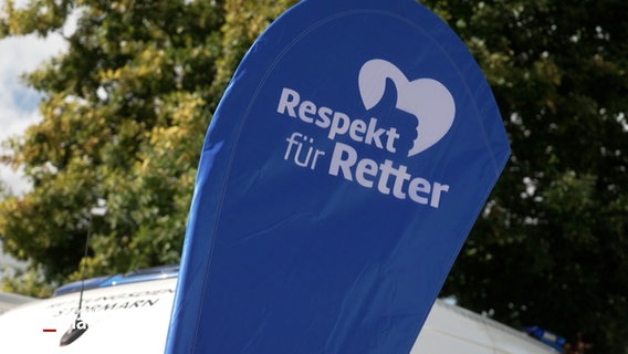 Auf einer Flagge steht "Respekt für Retter" © NDR Foto: NDR Screenshot