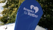 Auf einer Flagge steht "Respekt für Retter" © NDR Foto: NDR Screenshot