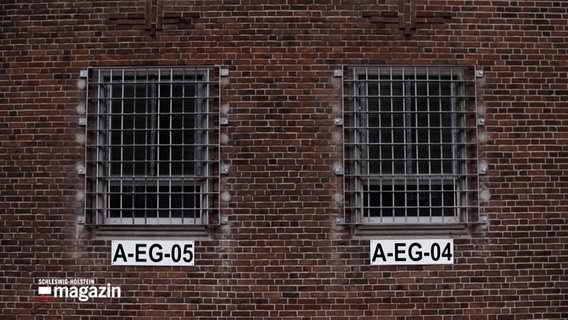 Zwei vergitterte Fenster einer Haftanstalt © NDR Foto: NDR Screenshot