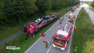 Ein auf die Seite gekippter Autotransporter © NDR Foto: NDR Screenshot