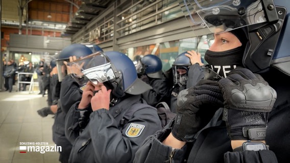 Eine Hundertschaft der Polizei am Kieler Bahnhof © NDR Foto: NDR Screenshot