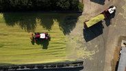 EIne Luftbildaufnahme von zwei Traktoren mit Anhängern beim Einbringen der Ernste © NDR Foto: NDR Screenshot