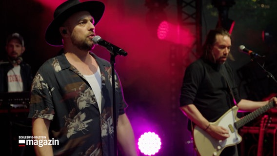 Max Mutzke auf einer Bühne bei einem konzert © NDR Foto: NDR Screenshot