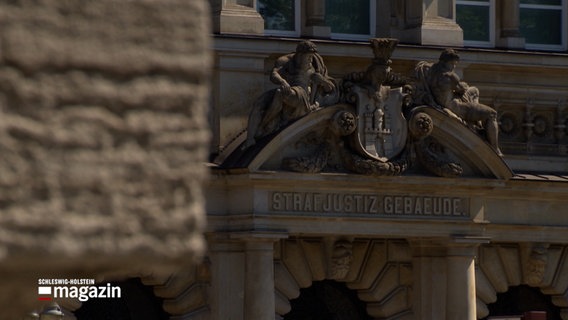 Eine Aufnahme einer Front eines Hauses, auf der Front steht: "Strafjustiz-Gebäude" © NDR Foto: NDR Screenshot