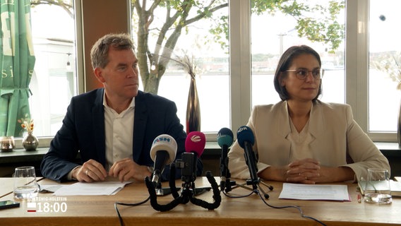 Kiels Oberbürgermeister Ulf Kämpfer und Serpil Midyatli (beide SPD) auf einer Pressekonferenz © NDR Foto: NDR Screenshot