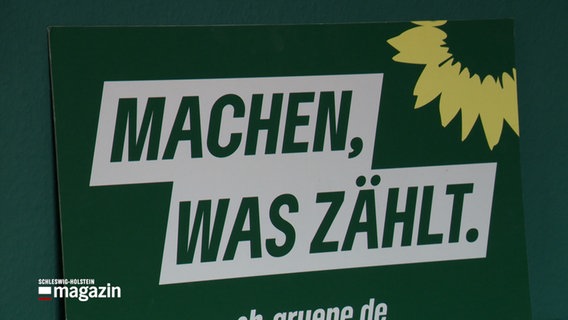 Auf einem Plakat der Grünen/Bündis 90 steht "Machen, was zählt." © NDR Foto: NDR Screenshot