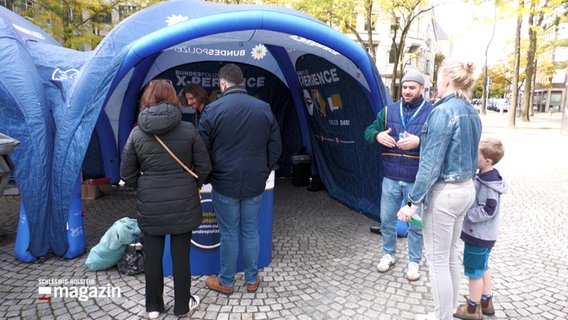 Ein Informationsstand der Bundespoliezi in einer Fußgängerzone © NDR Foto: NDR Screenshot