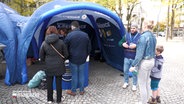 Ein Informationsstand der Bundespoliezi in einer Fußgängerzone © NDR Foto: NDR Screenshot